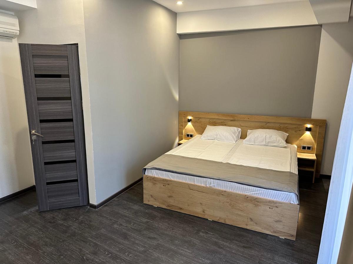 יירבאן Friendly Hotel מראה חיצוני תמונה