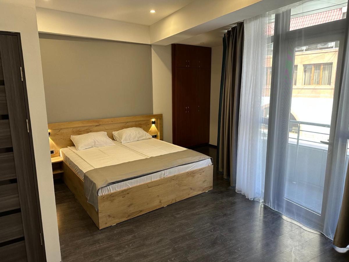 יירבאן Friendly Hotel מראה חיצוני תמונה