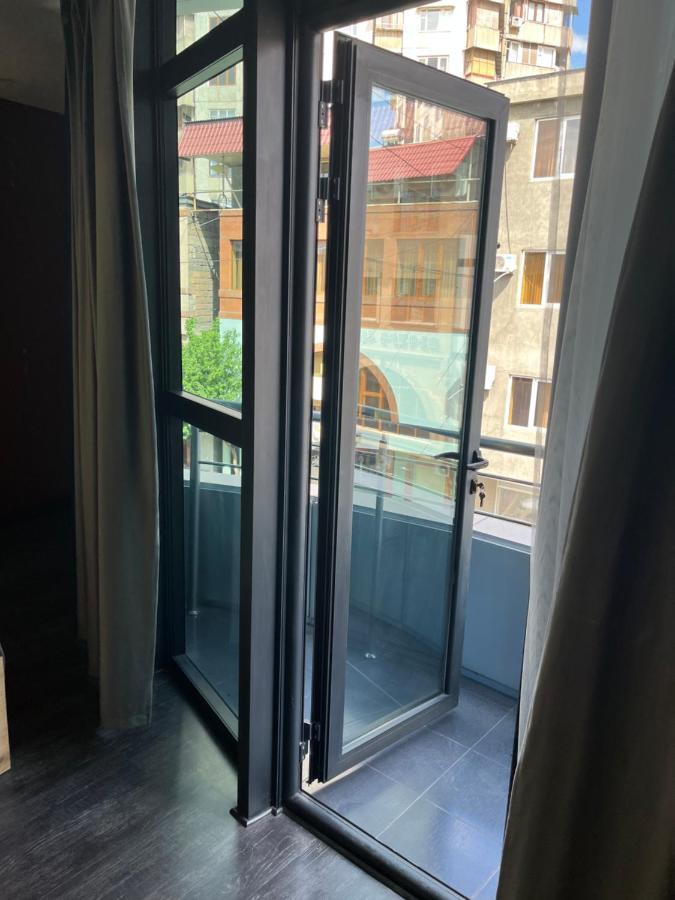יירבאן Friendly Hotel מראה חיצוני תמונה