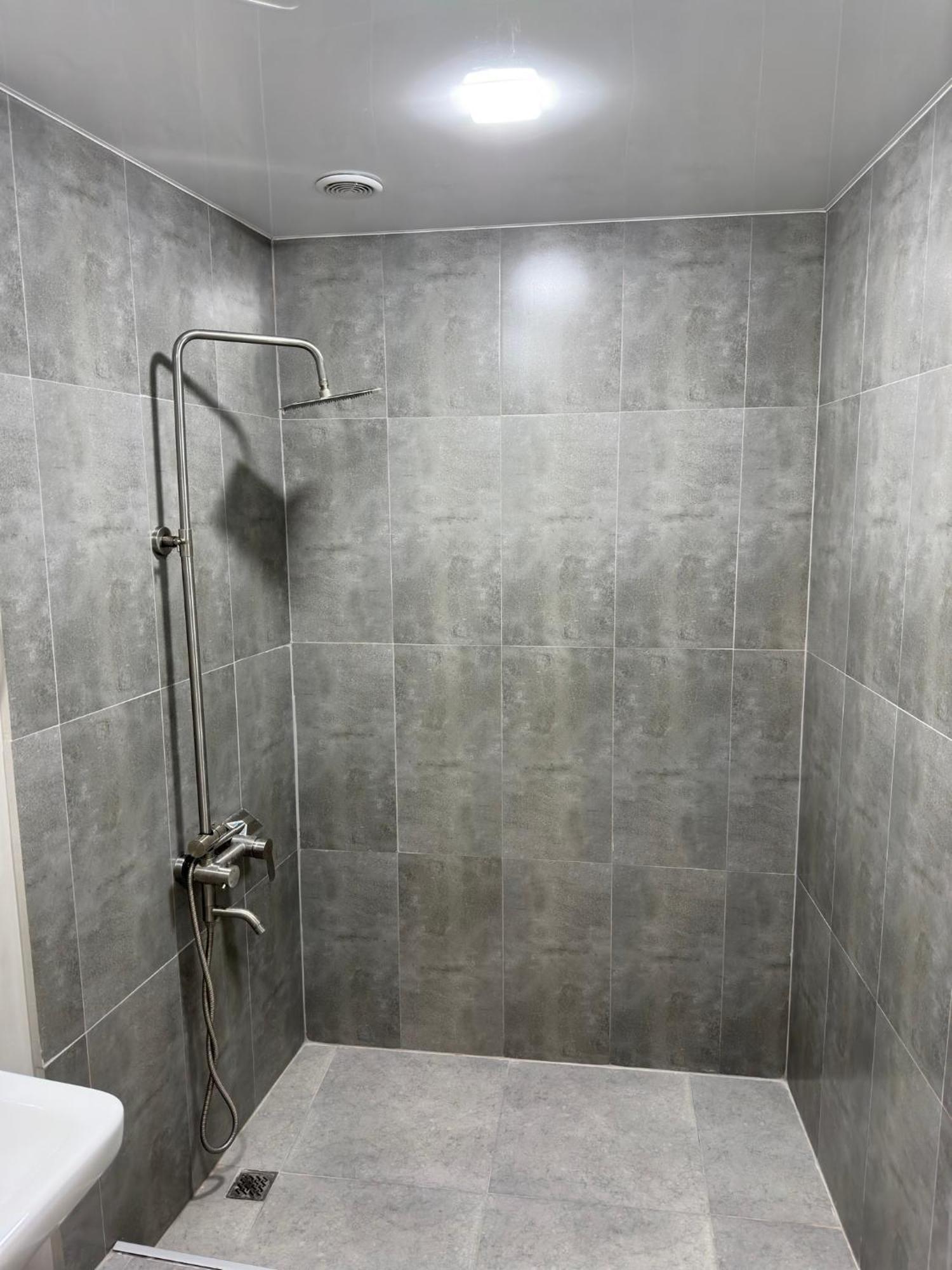 יירבאן Friendly Hotel מראה חיצוני תמונה