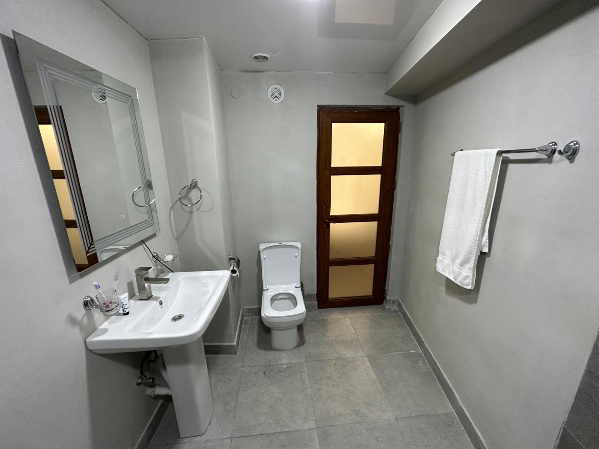 יירבאן Friendly Hotel מראה חיצוני תמונה
