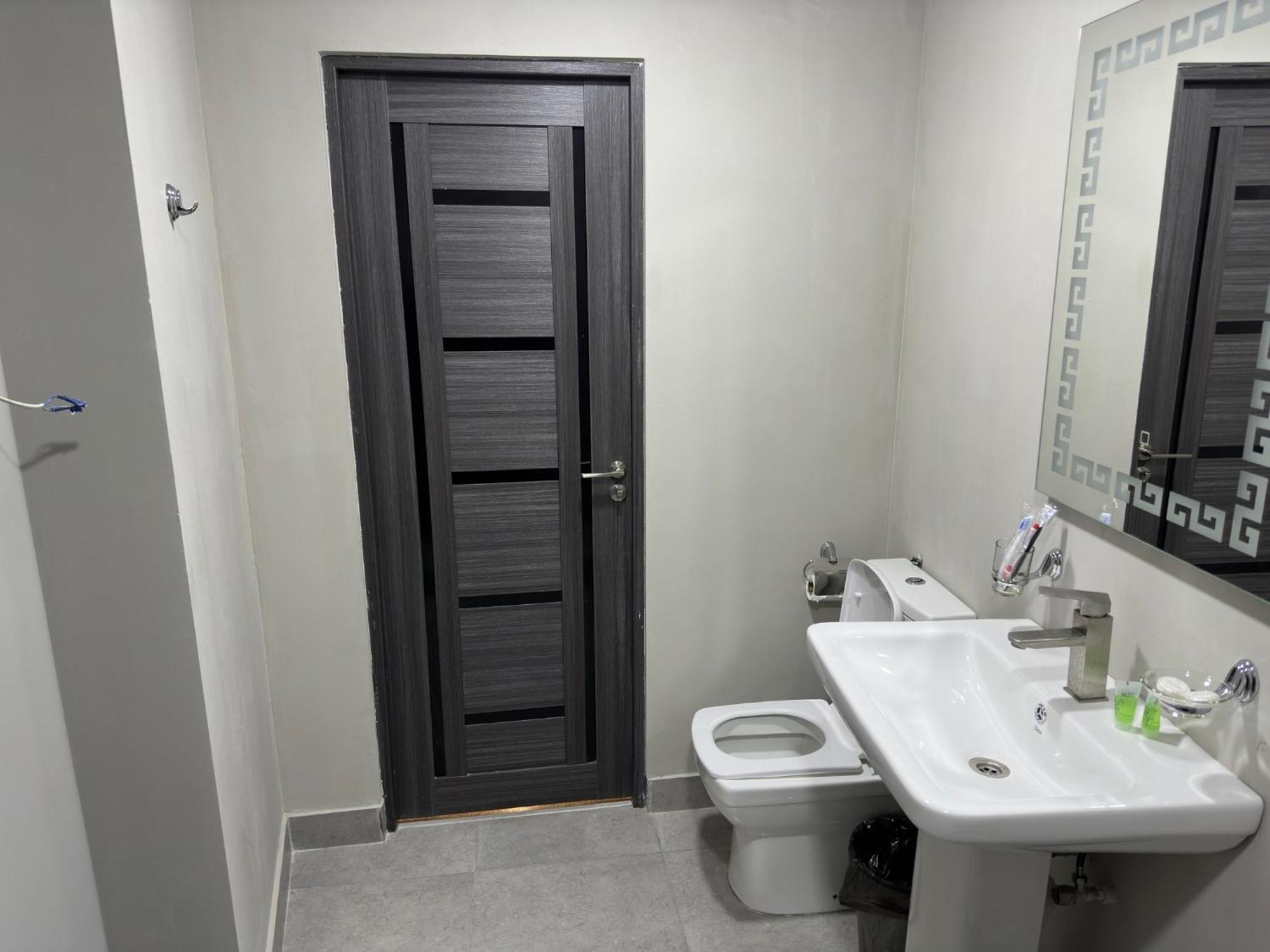 יירבאן Friendly Hotel מראה חיצוני תמונה